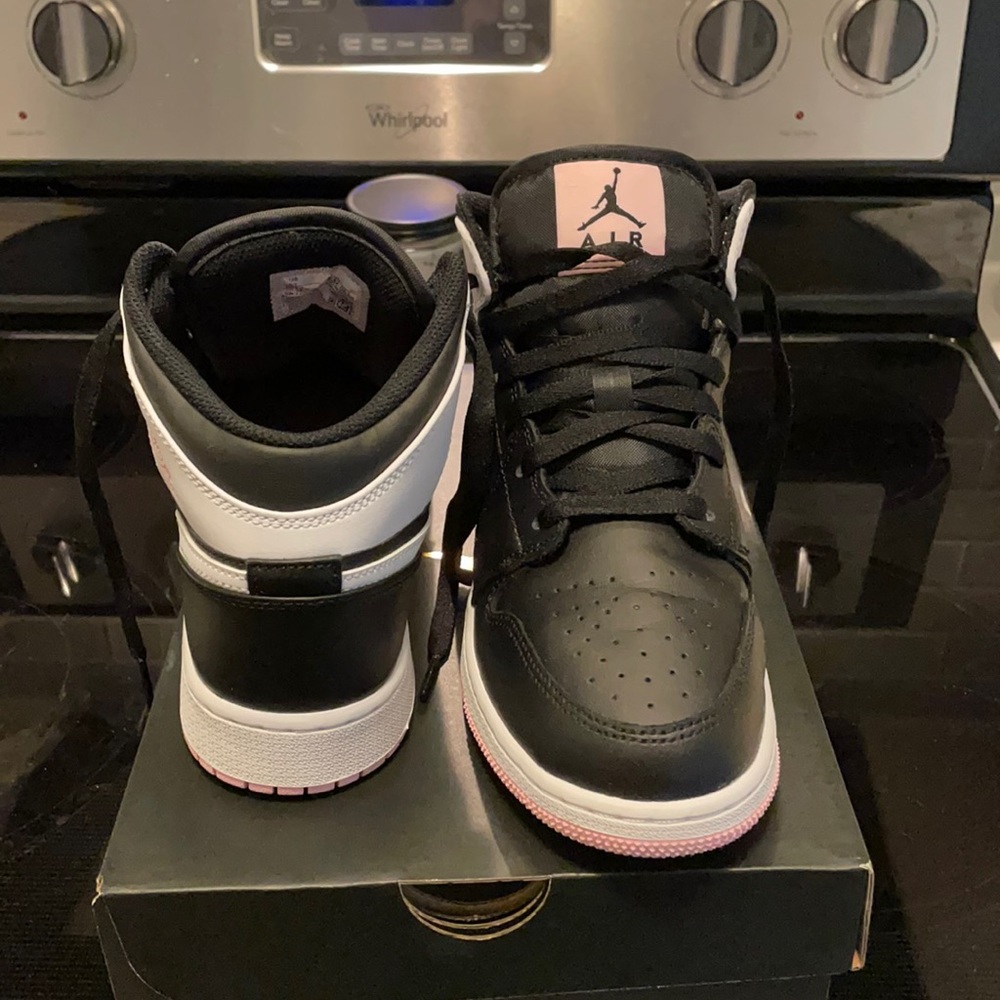 AJ 1 Mid Artic Pink